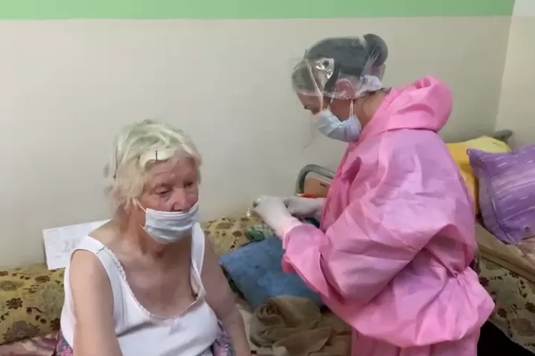 La Cluj a început a doua etapă de vaccinare! Imunizarea la centrul de vârstnici din Cluj-Napoca - VIDEO