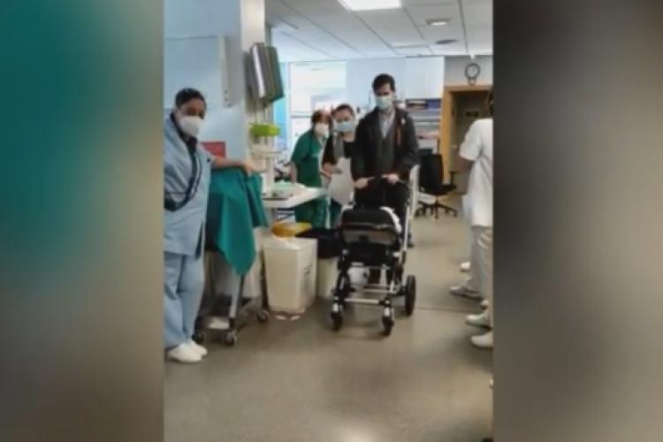 Bebeluș român externat dintr-un spital din Spania, după două luni de tratament pentru COVID-19 VIDEO
