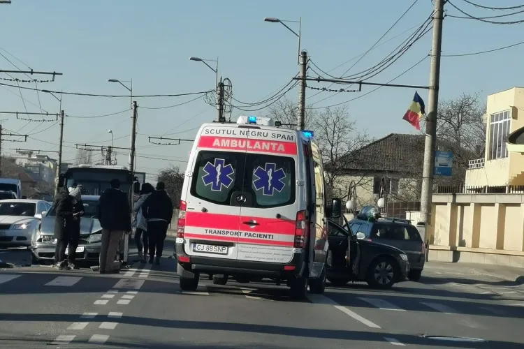 Accident pe Traian Vuia cu trei mașini implicate - FOTO