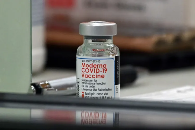 TOT ce trebuie să știi despre vaccinul Moderna împotriva coronavirusului. Cine nu poate face vaccinul și ce efecte adverse există?