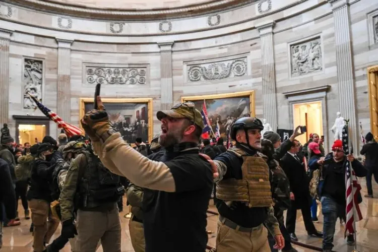 Washington intră în stare de urgență 15 zile, după ce susținătorii lui Trump au invadat Clădirea Capitoliului