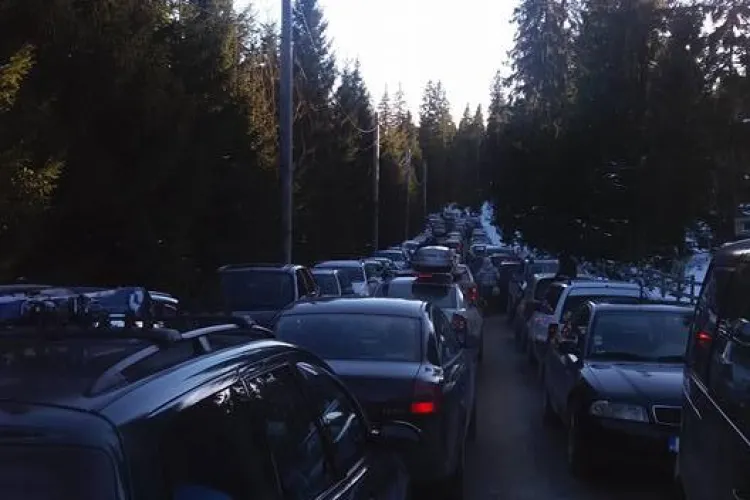 Propunere care ar REZOLVA haosul rutier de la Buscat: ”Am încercat, dar ne-au refuzat” / Stațiunea atrage ca un magnet - FOTO