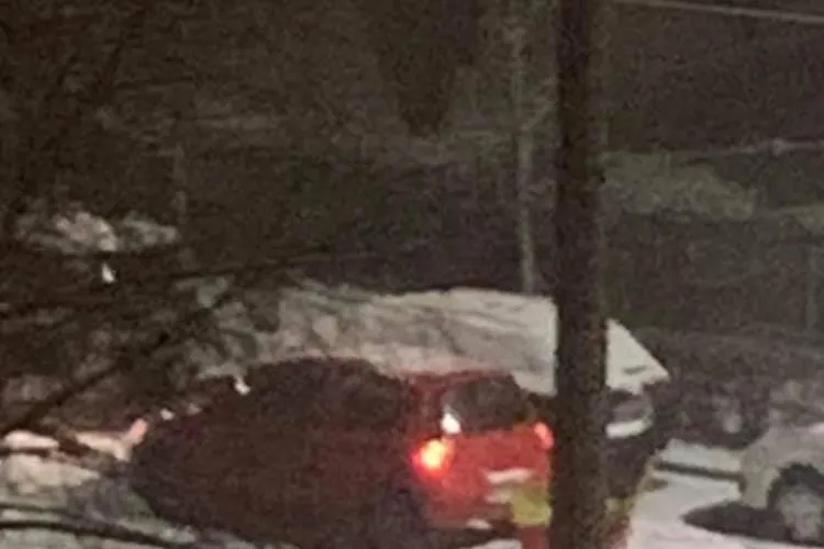 Accident in Plopilor. A uitat să tragă frana de mână și a lovit mai multe mașini - FOTO 