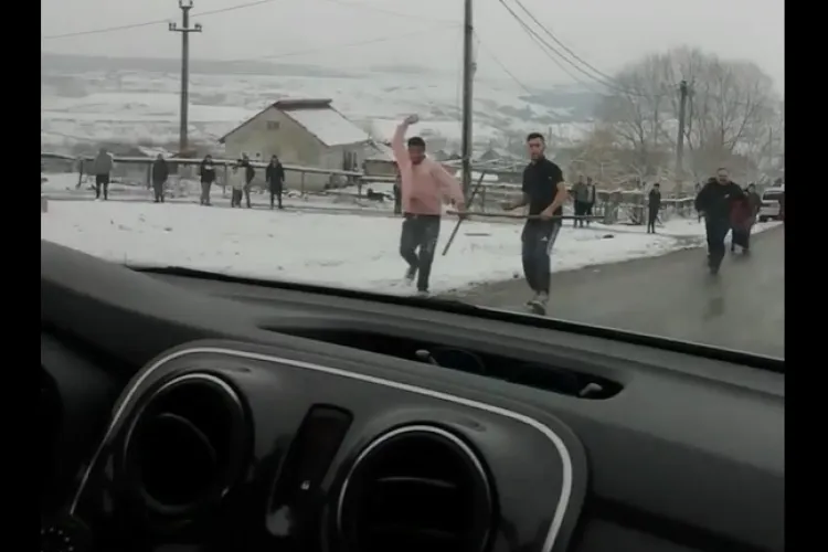 Polițiști atacați cu pietre de romi: legea se face cu parul în mână și unde autoritățile locale nu au făcut nimic - VIDEO