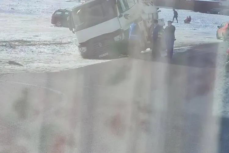 Mașinile se scufundă în noroi, la Florești! Numai joi au fost două ”victime” - FOTO