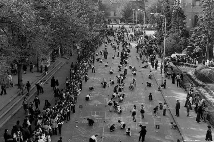 La concursurile de desene pe asfalt înainte de 1989 participau mii de elevi - FOTO