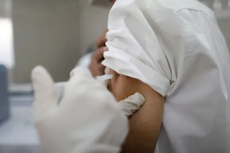 Cetățenii europeni și străinii cu ședere legală în România se vor putea vaccina în țara noastră