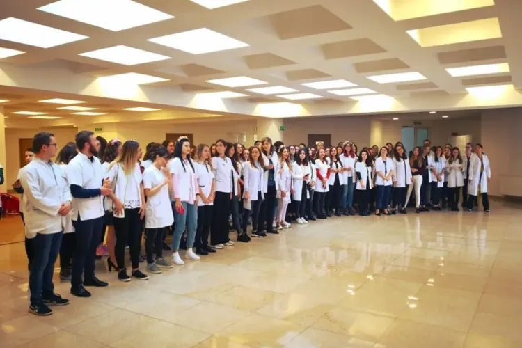 Studenții străini de la UMF Cluj, tratați ca studenți ”second hand”. Nu sunt vaccinați și nu pot face practică în spitale - EXCLUSIV