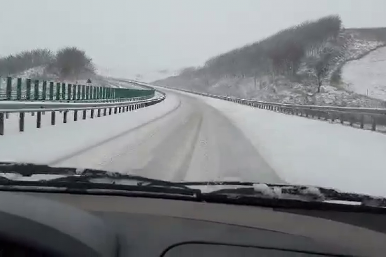 Banii sunt plătiți, dar drumarii sunt luați prin surprindere de iarnă pe Autostrada Nădășel - Turda - VIDEO