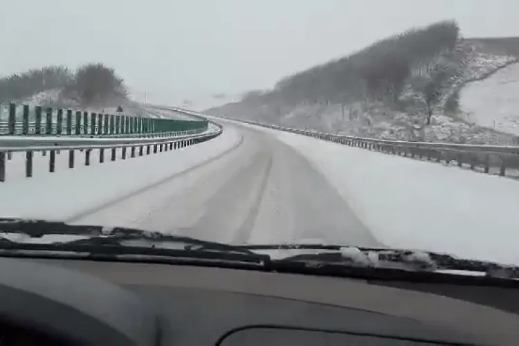 Banii sunt plătiți, dar drumarii sunt luați prin surprindere de iarnă pe Autostrada Nădășel - Turda - VIDEO