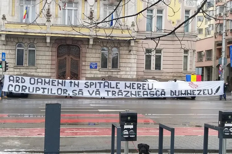 Mesajul suporterilor U Cluj: ”Ard oameni în spitale mereu. Corupților, să vă trăznească Dumnezeu!”