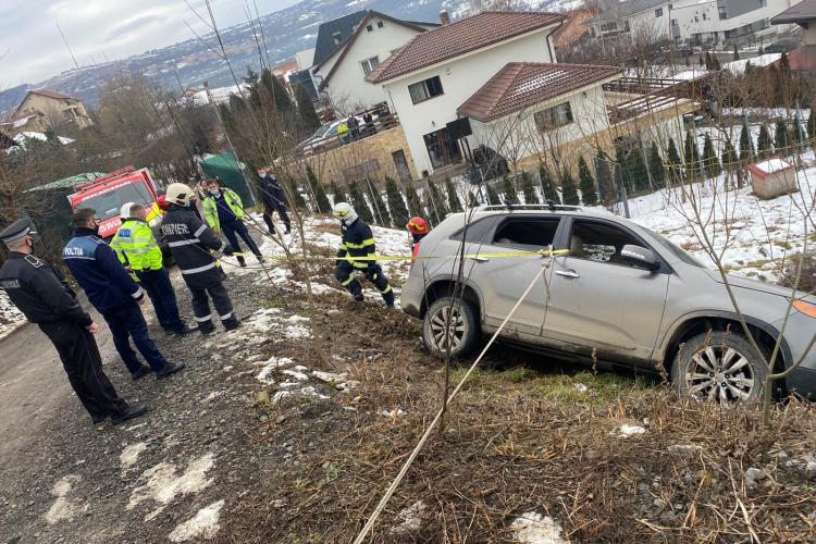 Femei salvate pe strada Mihail Sebastian din Cluj-Napoca dintr-un autoturism care se prăbușea - FOTO