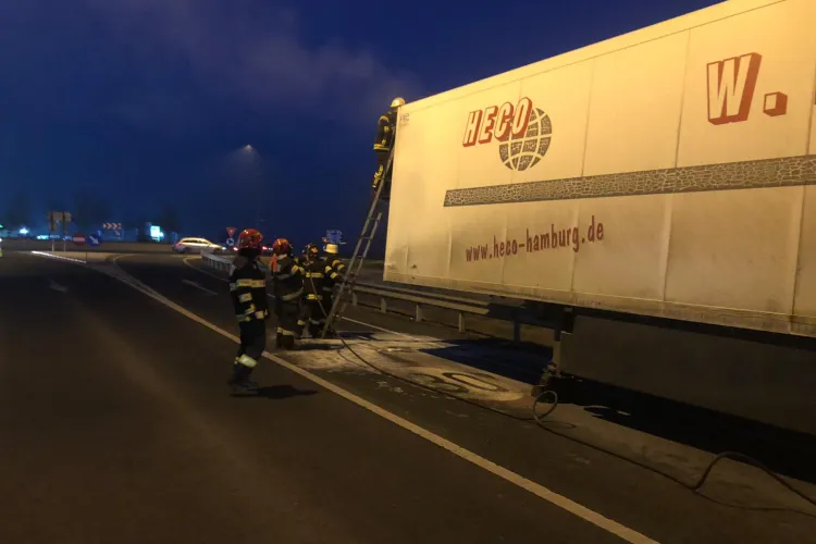 Arad: Incendiu la o remorcă frigorifică a unui TIR