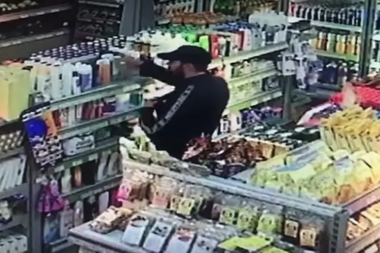 Hoți nu foarte deștepți la Dej! Au furat produse de la un magazin din Dej și au încercat să le vândă pe stradă