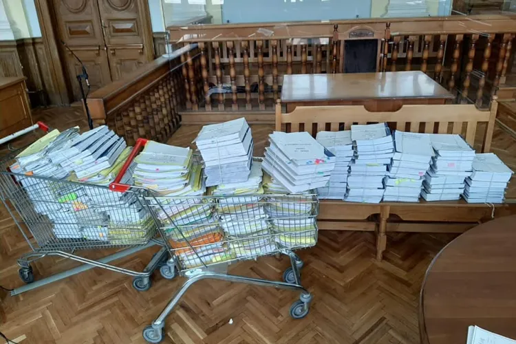 Un judecător clujean transportă dosarele cu cărucioarele de la Kaufland. Volumul de muncă e uriaș - FOTO   