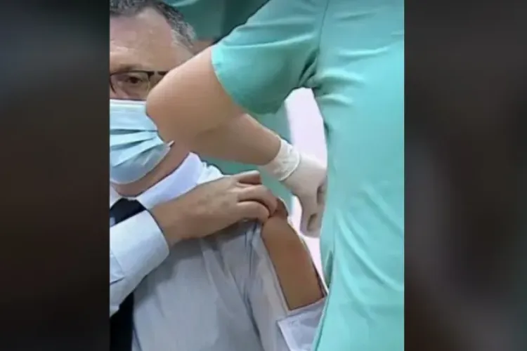 Ministrul Educației, Sorin Cîmpeanu, a apărut la vaccinare cu o cămașă specială, cu ”fereastră”   