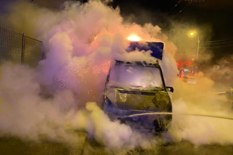 Galerie FOTO - Un camion a luat foc pe Traian Vuia