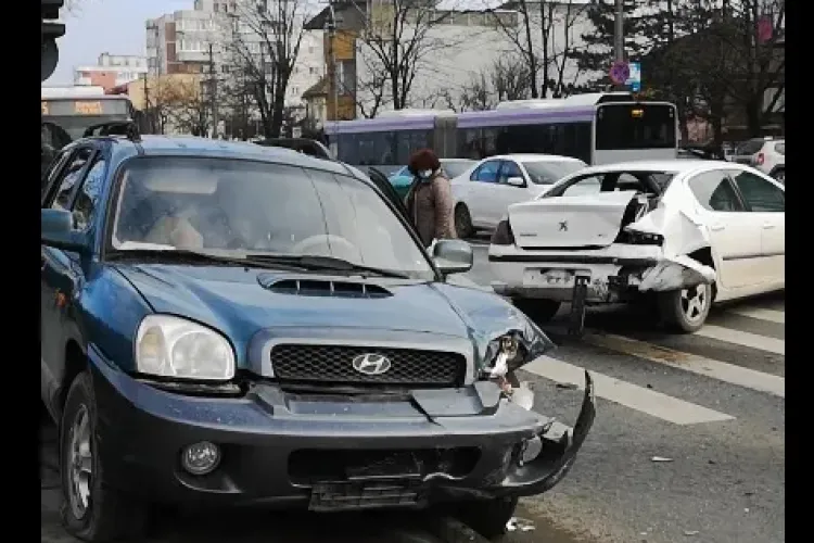 Accident pe Aurel Vlaicu! Două mașini s-au lovit, una fiind aruncată pe trotuar - VIDEO