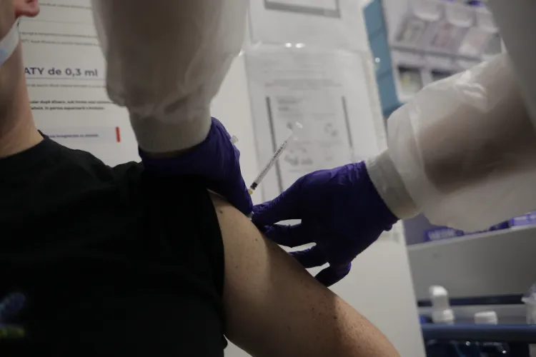Cardiologii ARES explică: Pacienții care iau tratament anticoagulant se pot vaccina în siguranță. Iată de ce trebuie să țină cont   