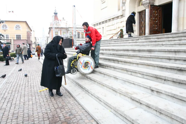 Cerșetori aduși duminica la Cluj și puși să ceară bani lângă biserici. Procurorii au intervenit    