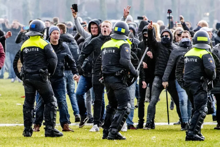 Proteste masive în Europa din cauza extinderii lockdown-ului. Ce se întâmplă în Amsterdam