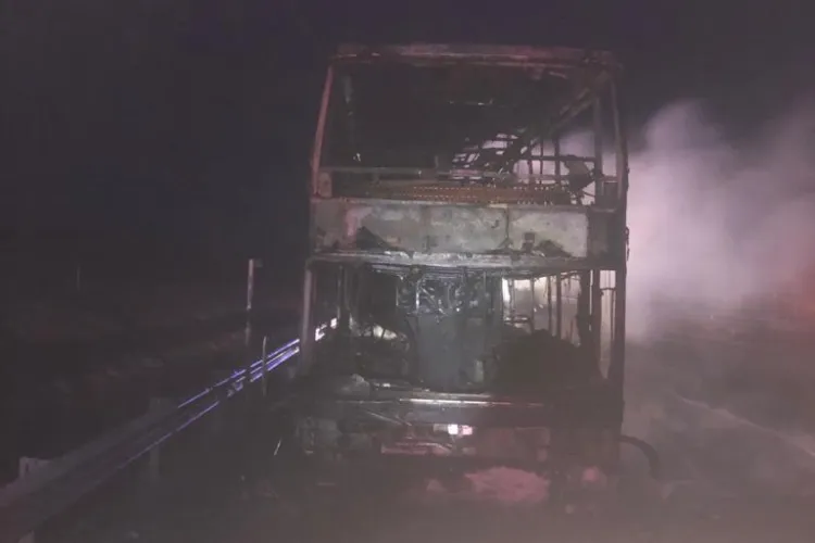 Incendiu autocar la Sibiu. Un autocar a luat foc între Sebeș și Sibiu - FOTO