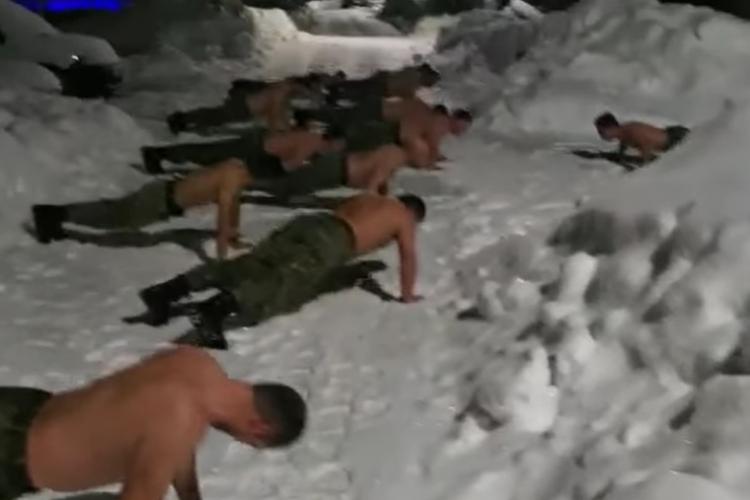 Bărbați adevărați! Militarii din Apuseni fac înviorare pe un ger năpraznic - VIDEO