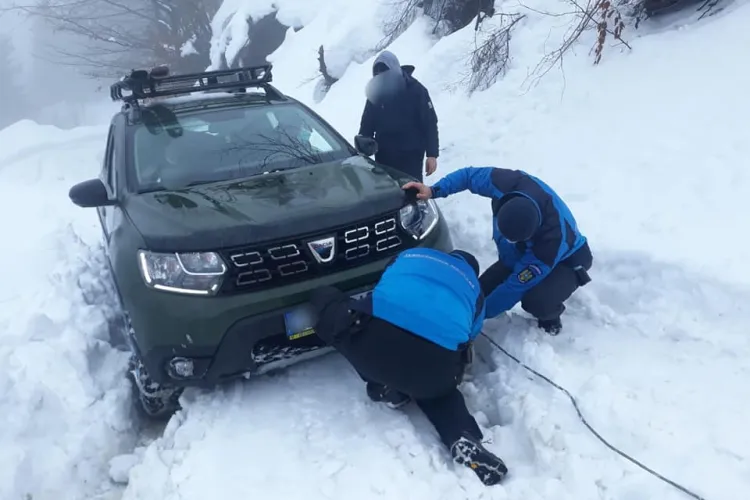 Turiști clujeni salvați pe Valea Blaznei (Munții Rodnei) de jandarmii montani - FOTO