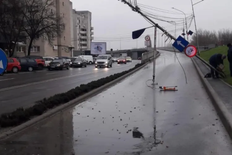 Stâlp luat de vânt în Satu Mare. Tabla de pe mall-ul Shopping City a fost distrusă