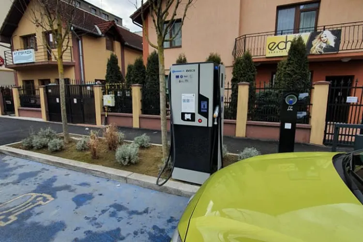Stațiile de încărcare electrică a mașinilor, criticate: Sunt ori nefuncționale, ori le ocupă taxiurile 