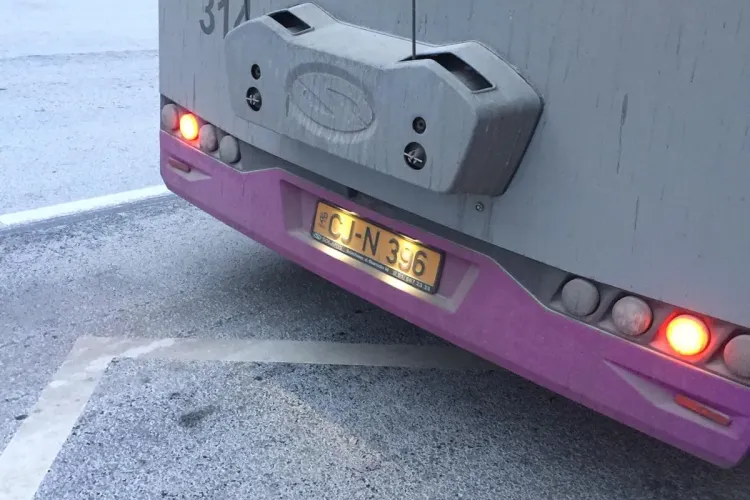 Șofer CTP Cluj filmat în trafic, în timp ce se uita la poze pe telefonul mobil - VIDEO