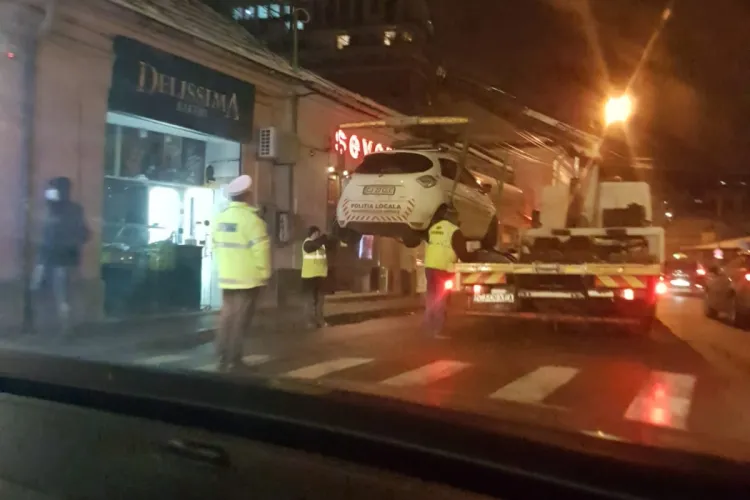 Cluj: Mașină electrică de poliție ridicată în Piața Mihai Viteazu - FOTO