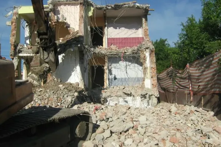 Pentru demolarea și construcția unei case nu mai e nevoie de două autorizații diferite