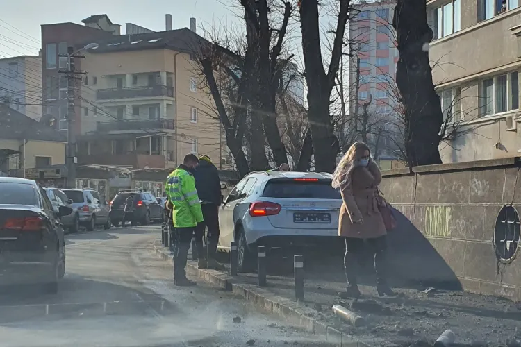 Kamikaze pe strada Argeș din Cluj-Napoca! A rupt stâlpii de pe trotuar - FOTO