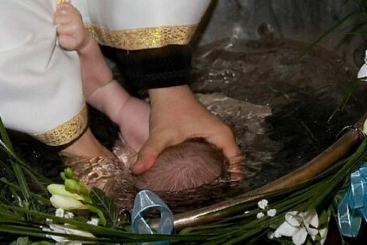 Campanie: Modificați ritualul botezului prin scufundarea pruncului în cristelniță! Semnezi?