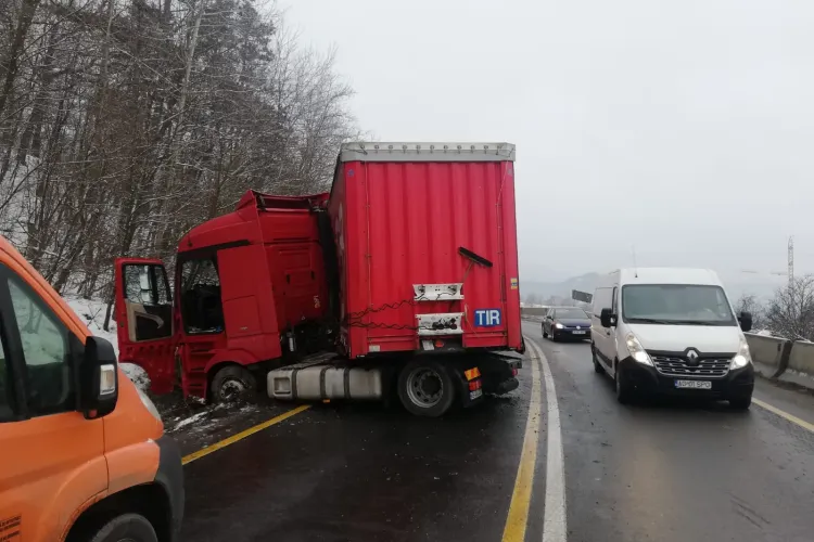 Accident la Talmaciu (Sibiu), pe DN 7, la intrare dinspre Vâlcea - FOTO   