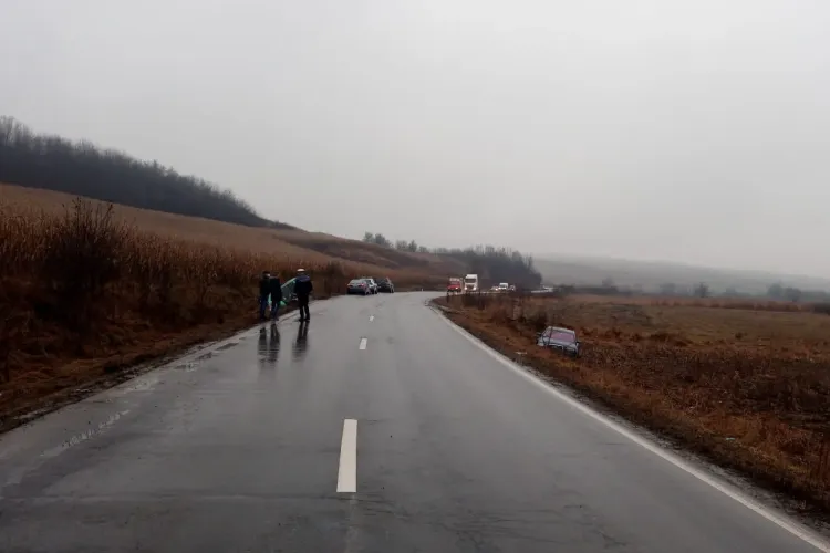 Accident la Târnăveni! Mașinile au sărit ca niște popice de pe drum - FOTO   