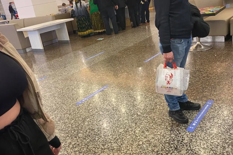 Șatra de romi la Iulius Mall Cluj, fără mască: Sunt serviți de frică -  FOTO