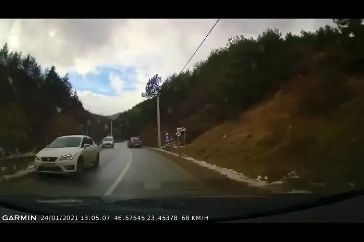 Depășire la limită pe drumul spre Muntele Băișorii - VIDEO   