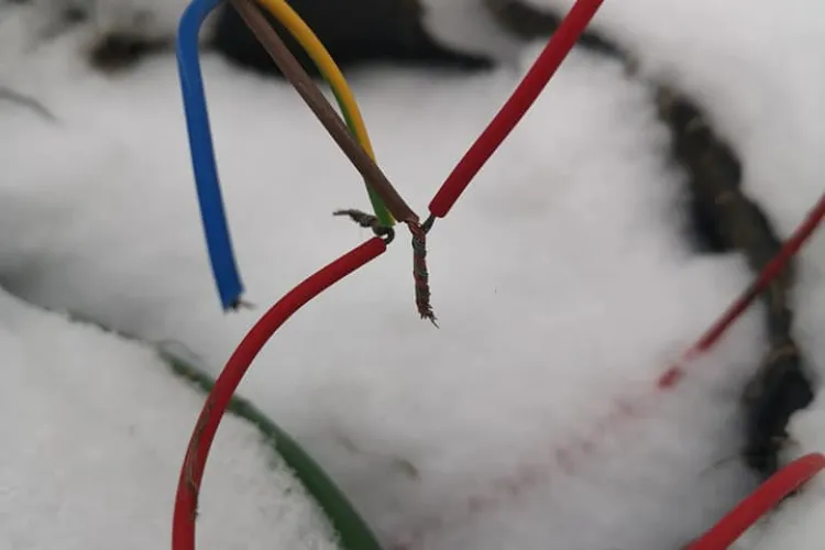 Pericol de electrocutare lângă Parkingul Primăverii, Mănăștur. Lucrarea a fost inaugurată acum 4 luni - FOTO   