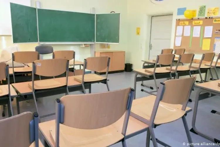 Boc crede că se deschid școlile în februarie. Urmează restaurantele