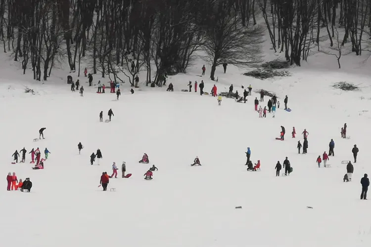 Distracție gratis în Florești, ca pe vremuri la săniuș! Probabil acesta este ultimul an