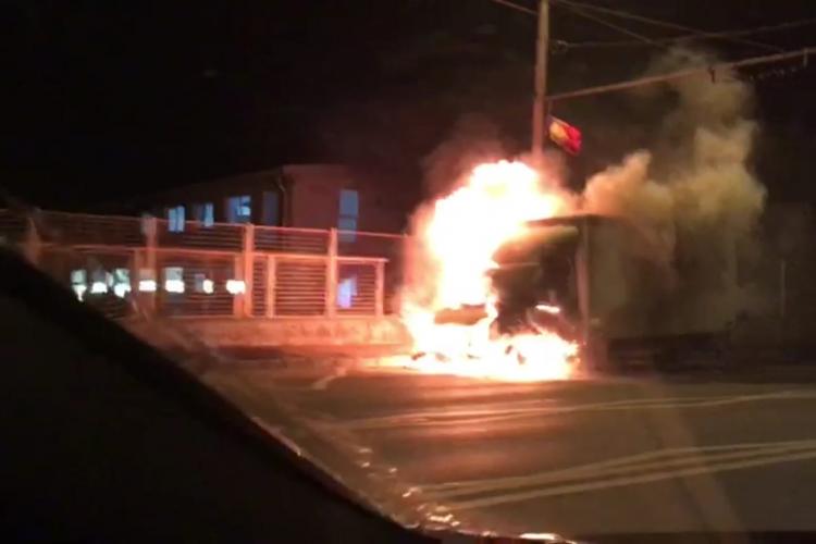 Camion în flăcări pe strada Traian Vuia, din Cluj-Napoca! VIDEO