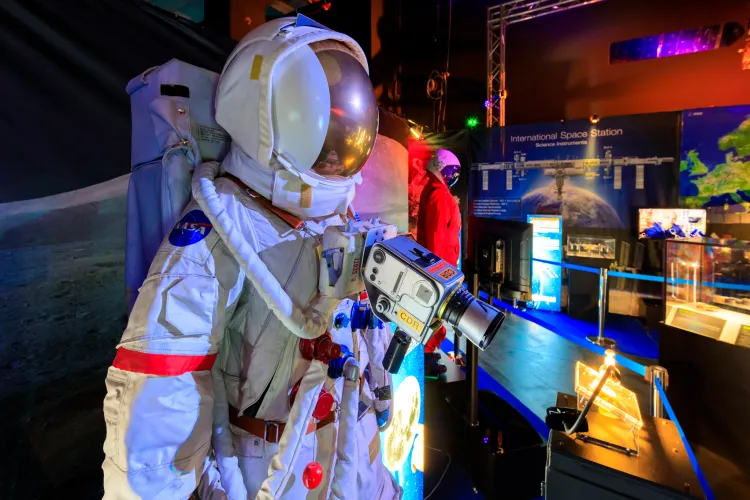 Clujenii își pot testa abilitățile de astronaut și să probeze simulatoarele NASA, în cadrul expoziției ”Space în the City” - FOTO