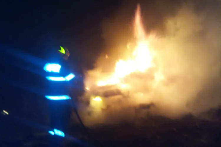 O mașină a luat foc pe un drum din Cluj, în urma unui accident de circulație - FOTO 