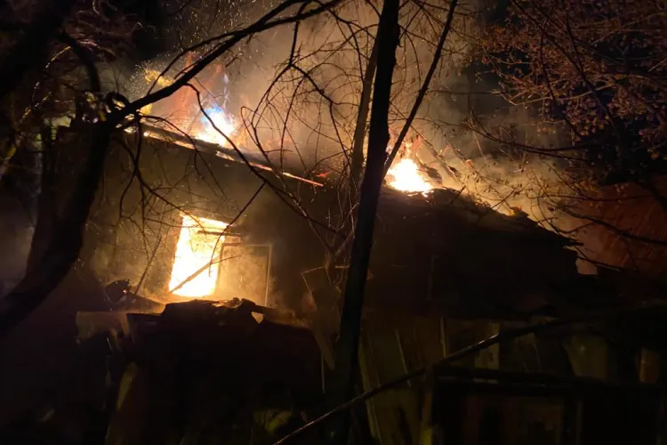 Incendiu cu un mort pe Brâncuși. A murit bătrânul care aduna deșeuri în curte - VIDEO