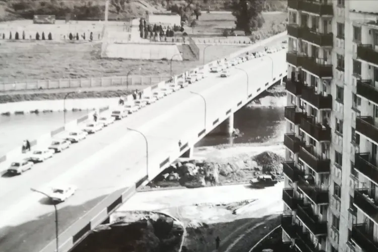 Coadă la benzină pe Calea Florești până în Grigorescu, pe vremea lui Ceaușescu - FOTO