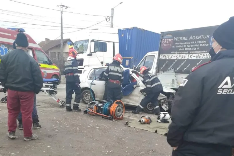 Accident GRAV la Gilău! A intrat cu mașina sub un camion  - FOTO / VIDEO