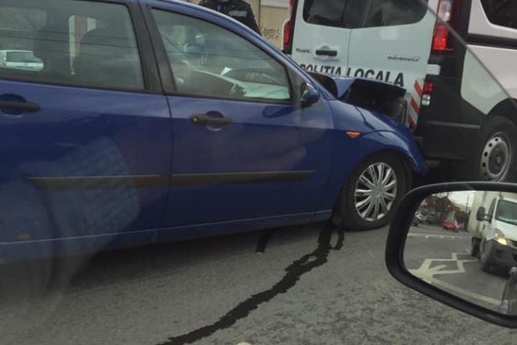 Un ”kamikaze” a intrat brutal în mașina Poliției Locale, pe strada Corneliu Coposu - FOTO