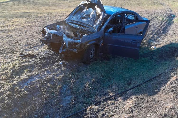O mașină s-a aprins la ieșire din Mociu, în urma unui accident - FOTO